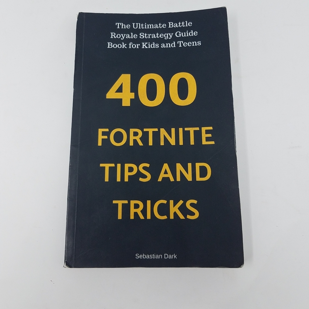 400 Fortnite Tips and Tricks Paperback‎ Book
